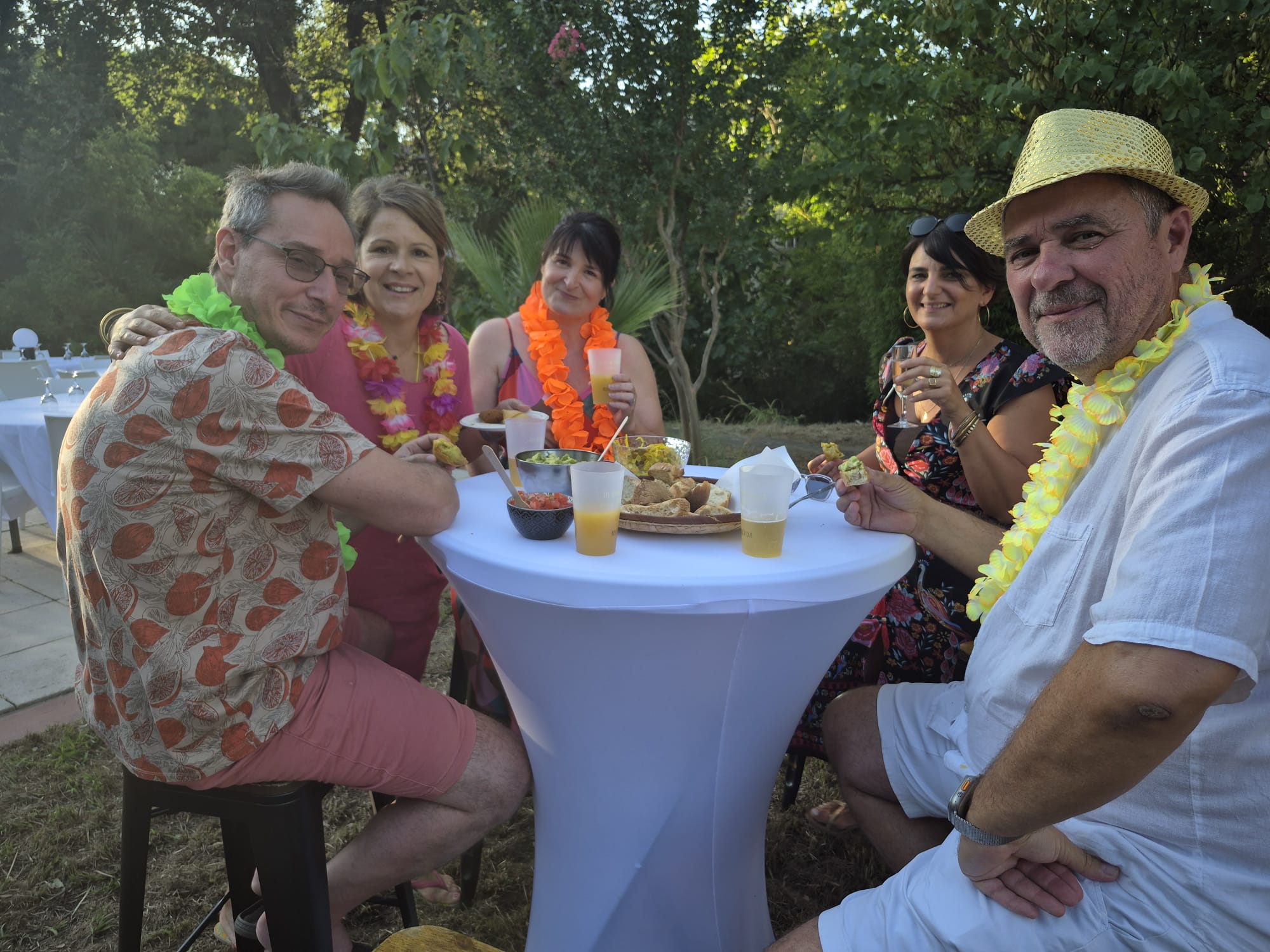Invités partageant un apéritif dînatoire Goutali