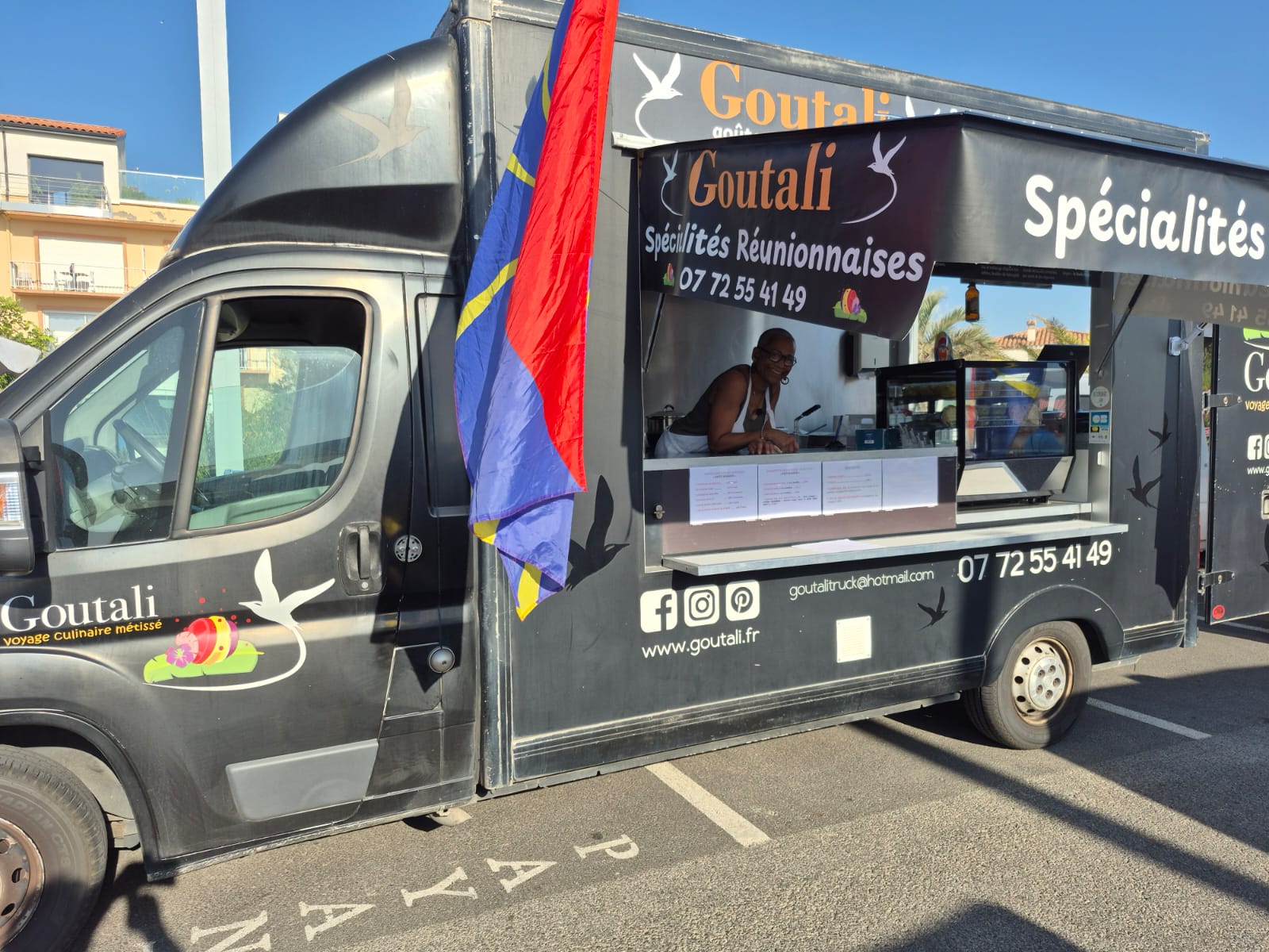 Food truck Goutali spécialités réunionnaises au marché de Saint-Cyprien