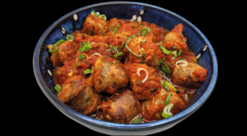 Rougail saucisse Goutali servi dans un bol bleu