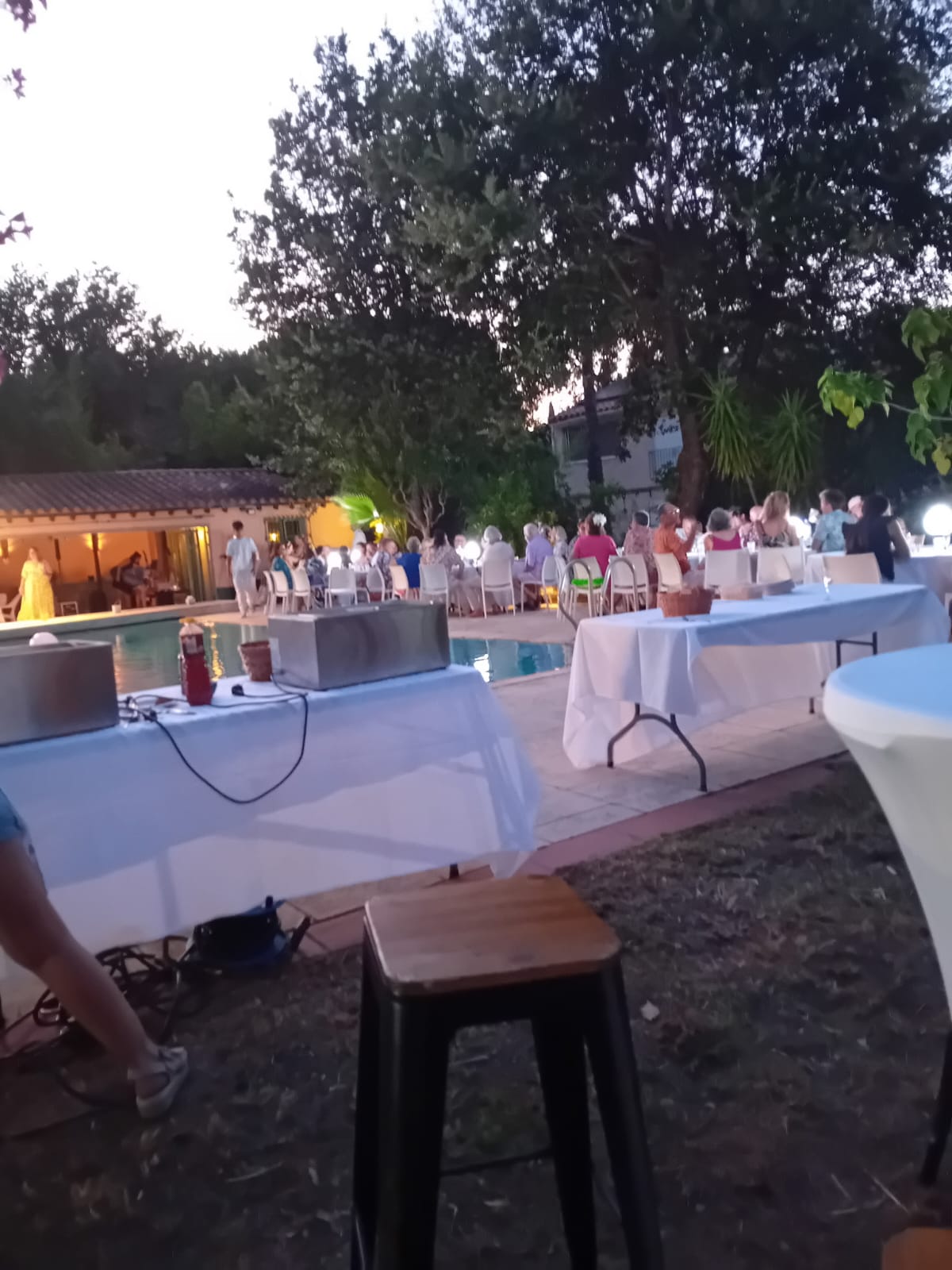 Mise en place du buffet du soir par Goutali