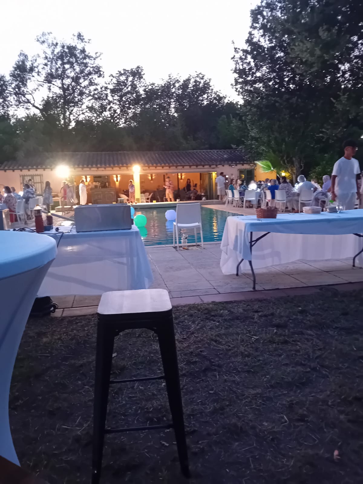 Buffet Goutali au crépuscule au bord de la piscine