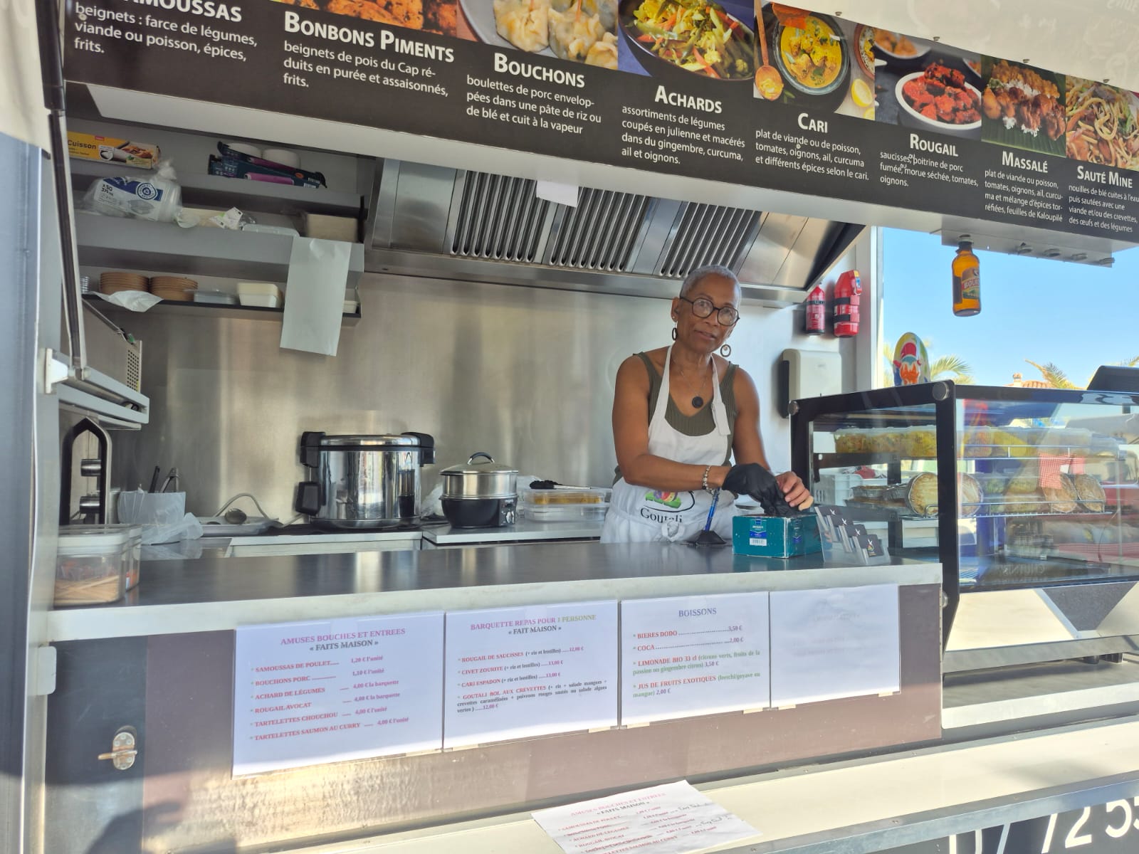 Carte des spécialités réunionnaises affichée sur le food truck Goutali