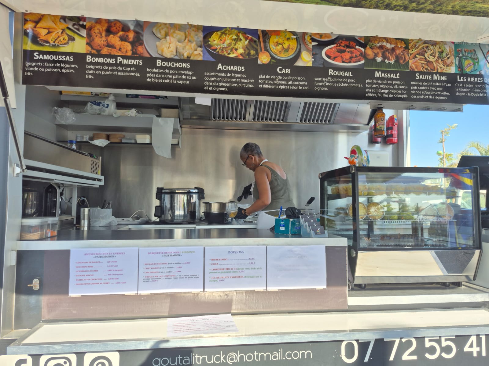 Service des barquettes repas au marché de Saint-Cyprien