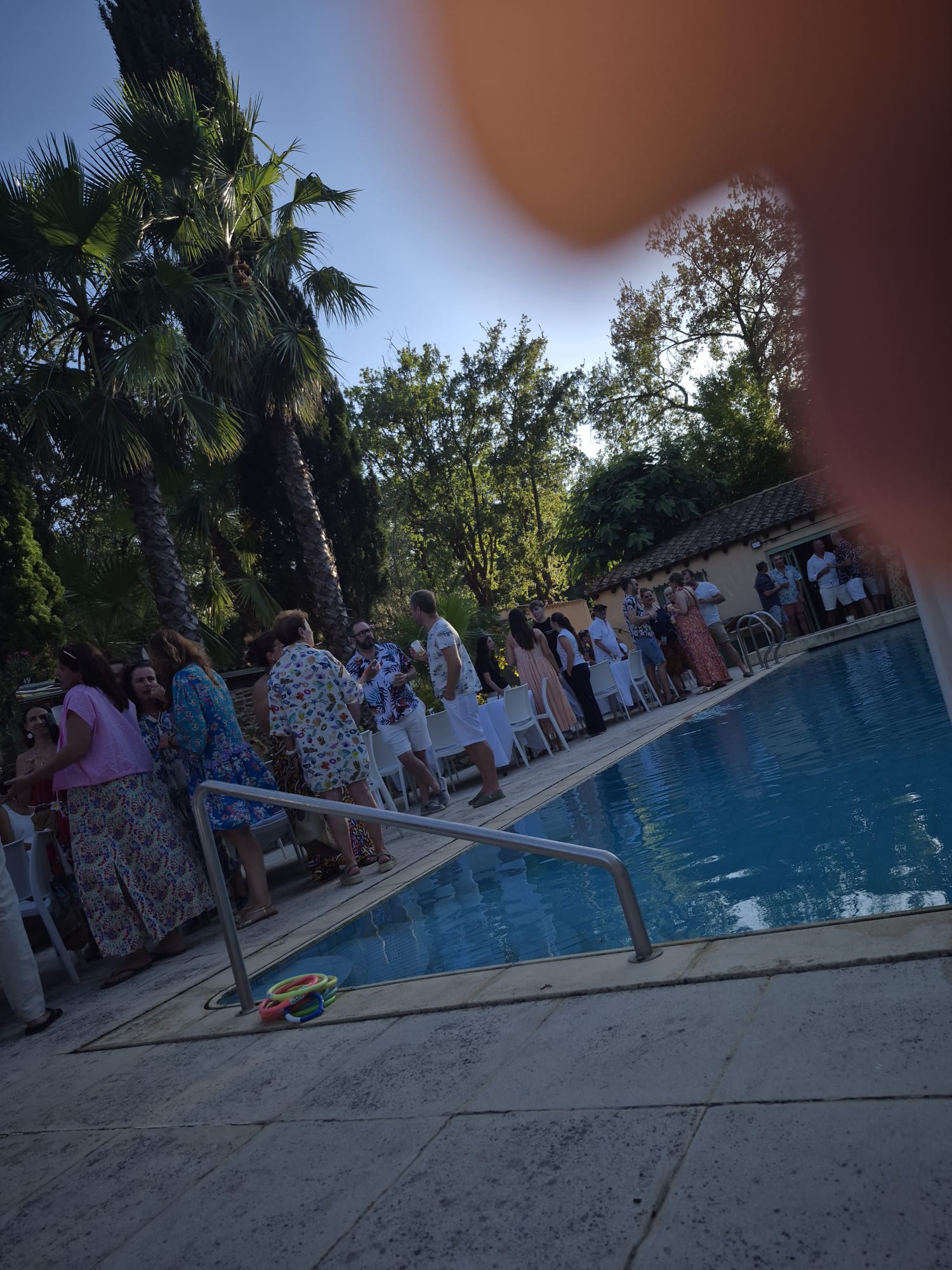 Cocktail au bord de la piscine lors d'un événement privé