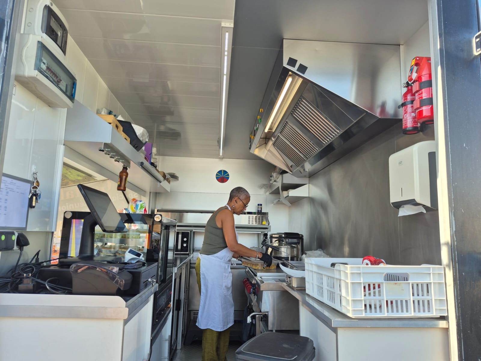 Intérieur de la cuisine du food truck Goutali au marché de Saint-Cyprien