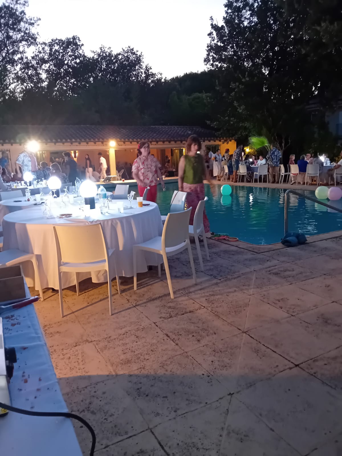 Tables dressées et invités en fin de soirée