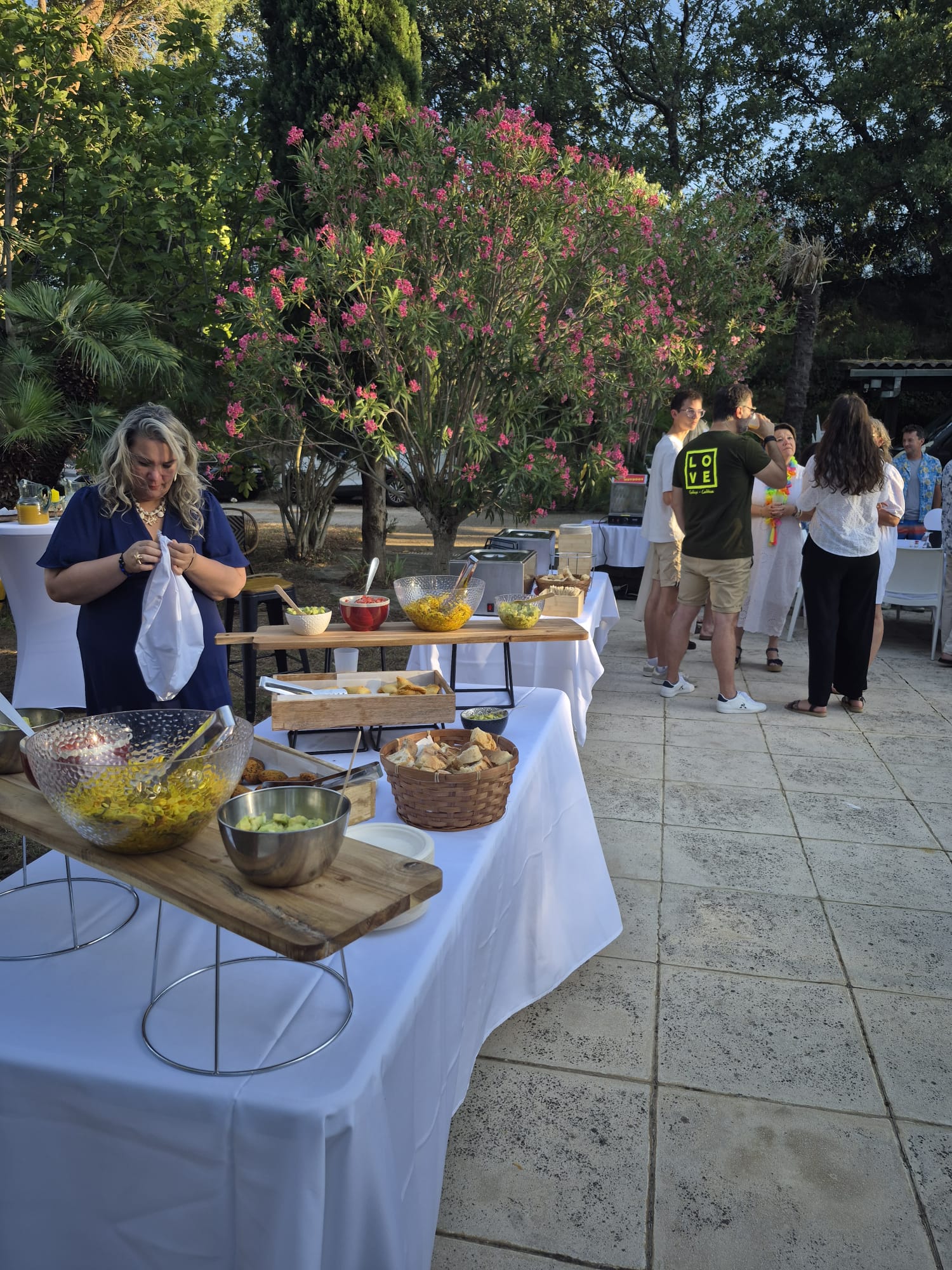 Buffet créole Goutali dressé en extérieur