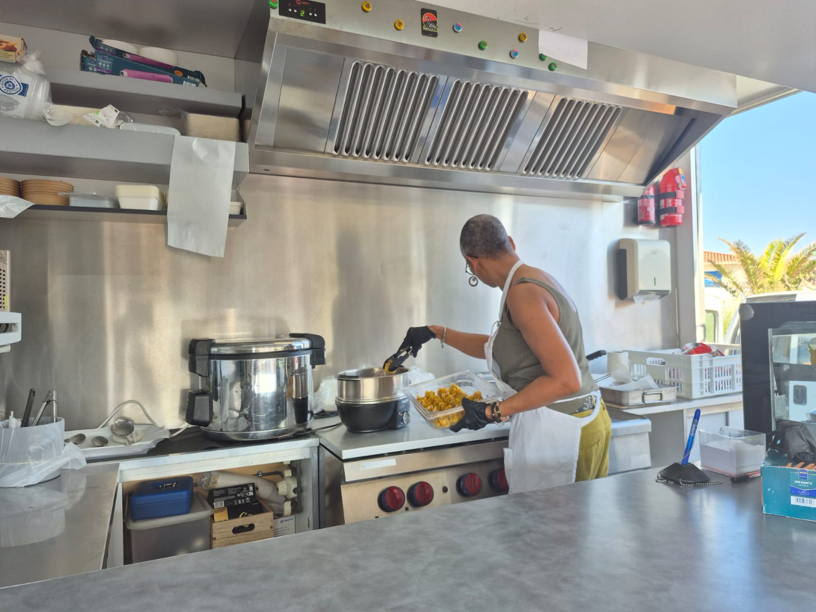 Lilia aux fourneaux dans le food truck Goutali