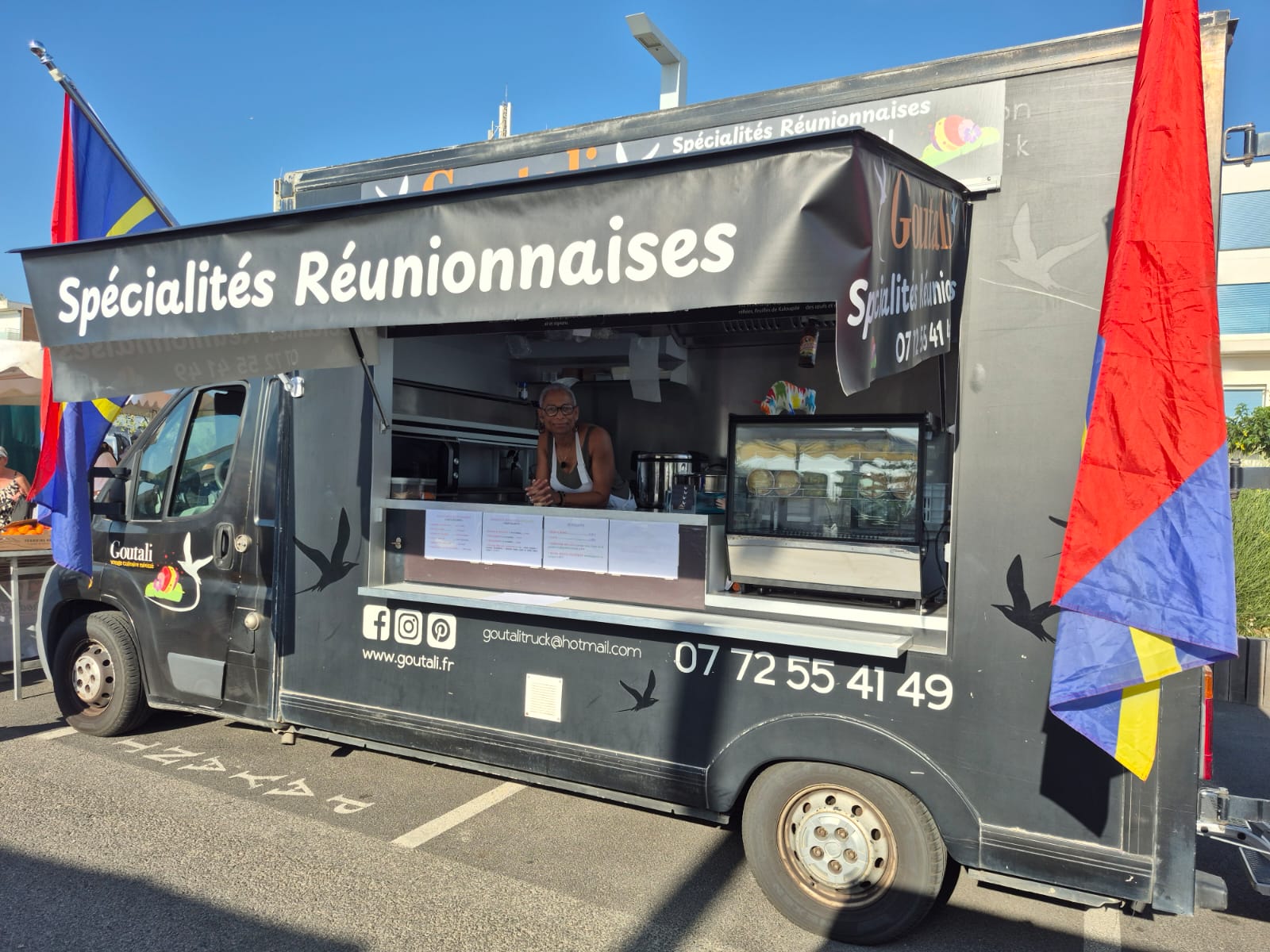 Comptoir et vitrine chaude du food truck Goutali