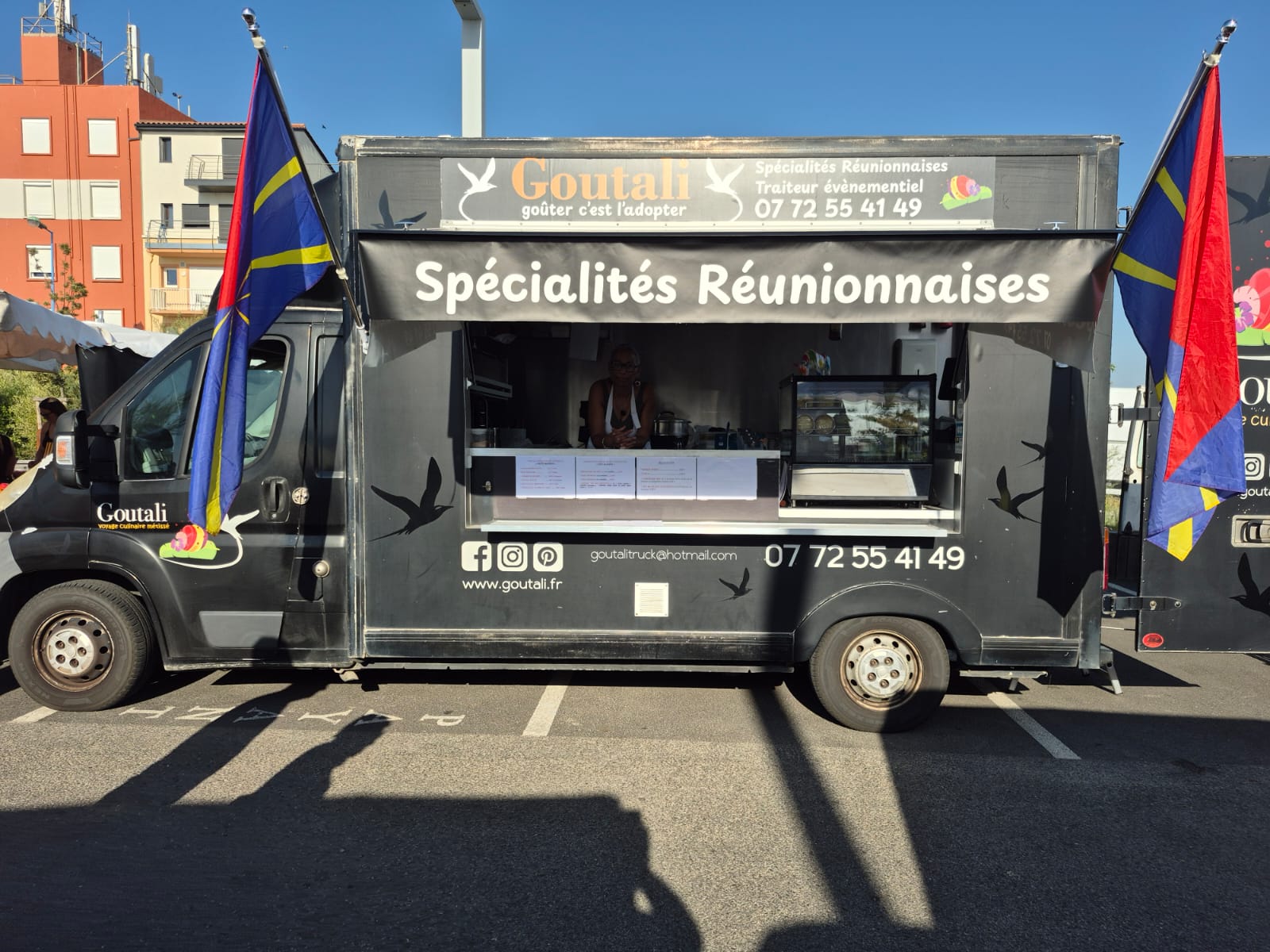 Food truck Goutali de face au marché de Saint-Cyprien