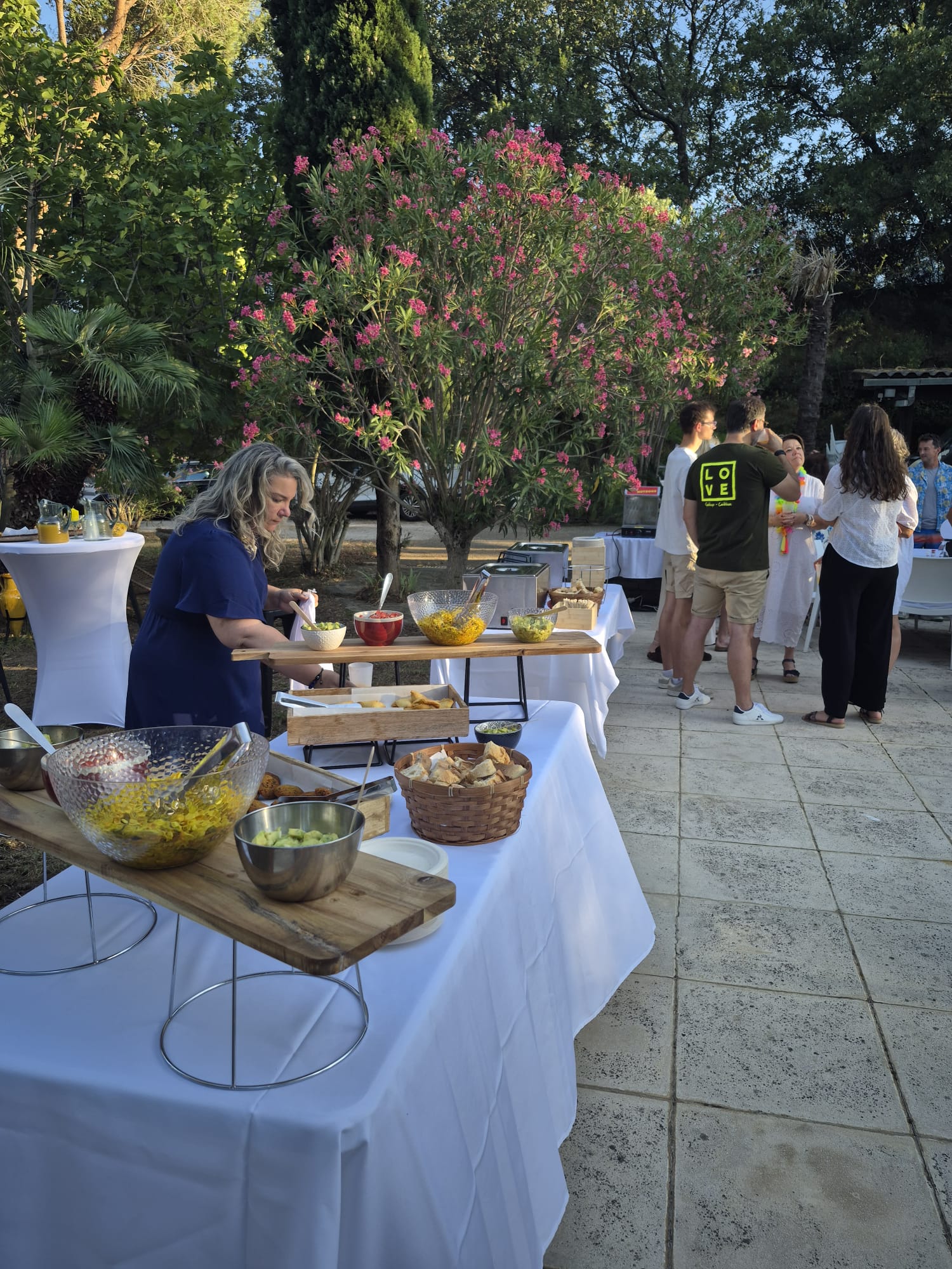Cheffe Goutali au service du buffet