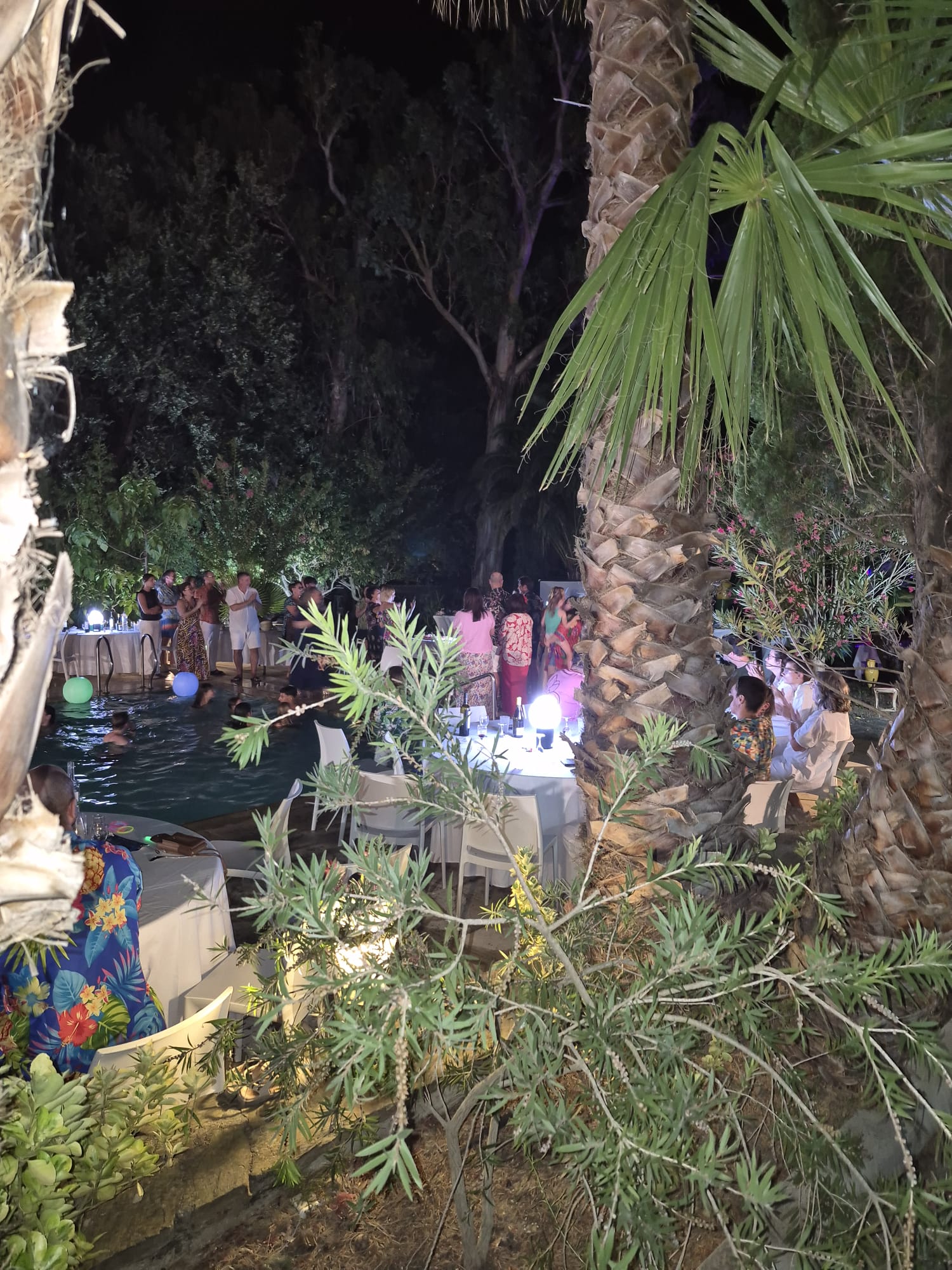Soirée privée Goutali autour d'une piscine illuminée