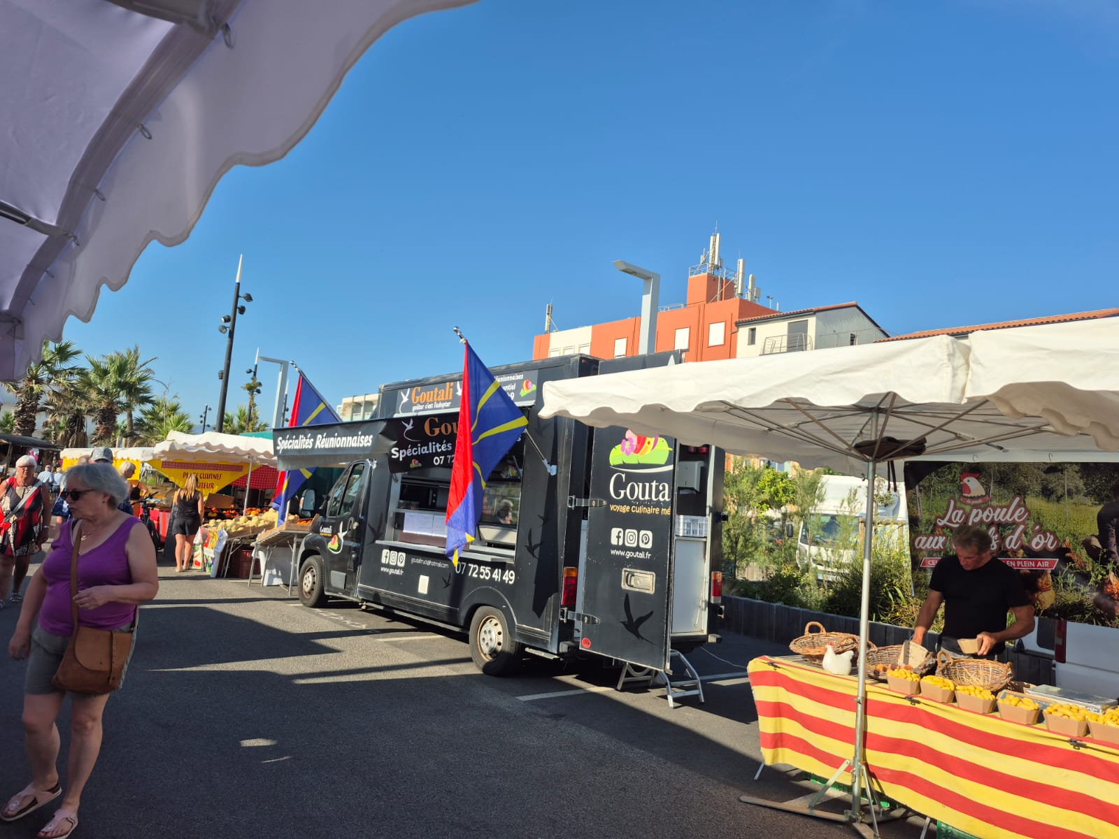 Ambiance du marché de Saint-Cyprien avec le food truck Goutali
